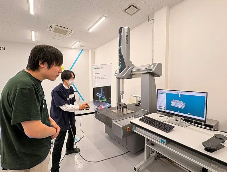 座標測定機を操作する様子