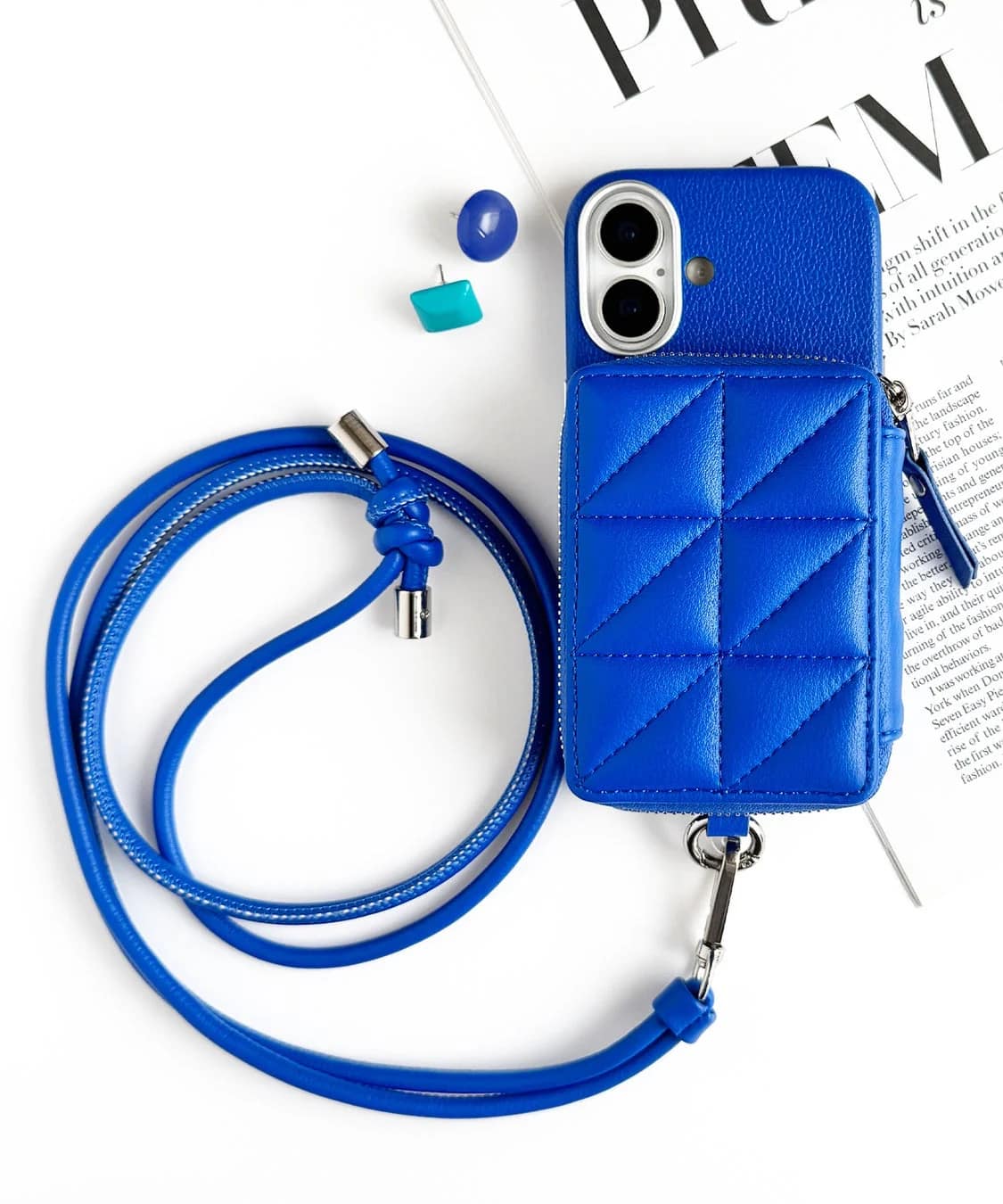 鮮やかなブルーのiPhoneケースとショルダーストラップ