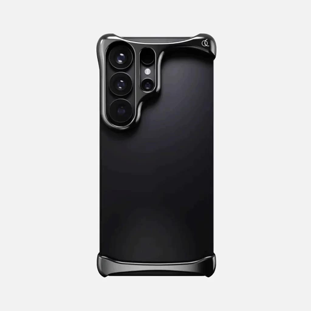 黒いスマートフォンとグラファイトカラーの保護ケース