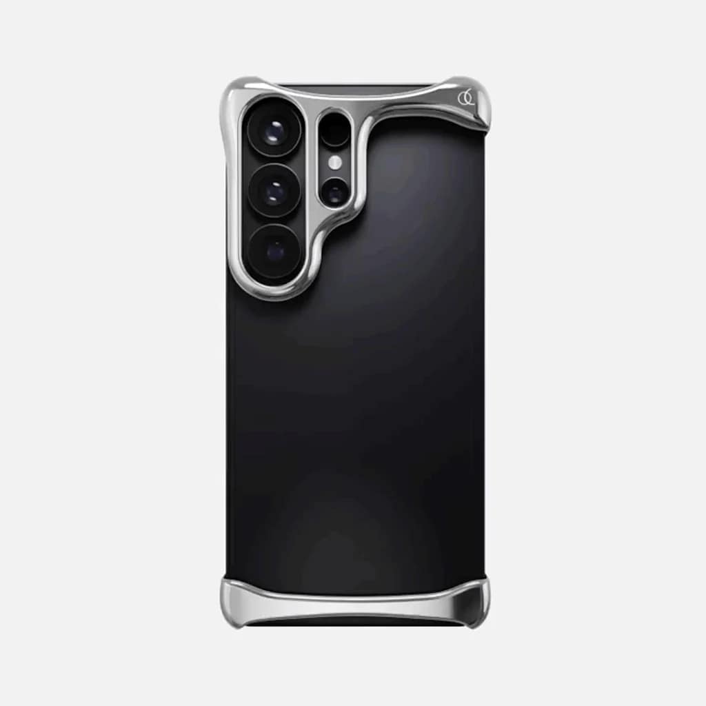 黒いスマートフォンとミラーシルバーのバンパーケース