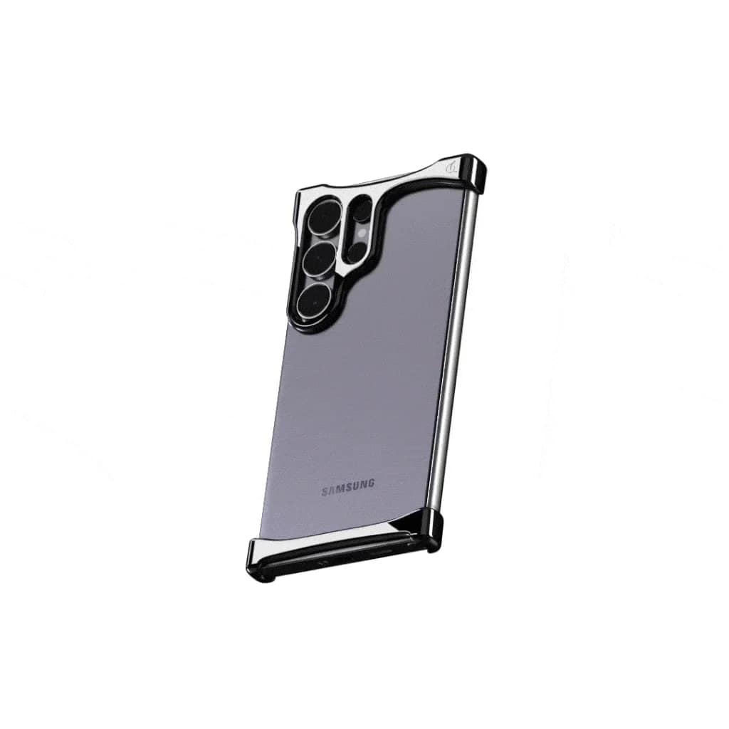 シルバーのバンパーケースを装着したSamsung製スマートフォンの背面