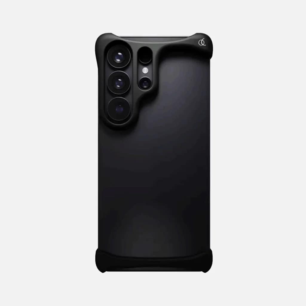 黒いスマートフォンとマットブラックのスマホケース