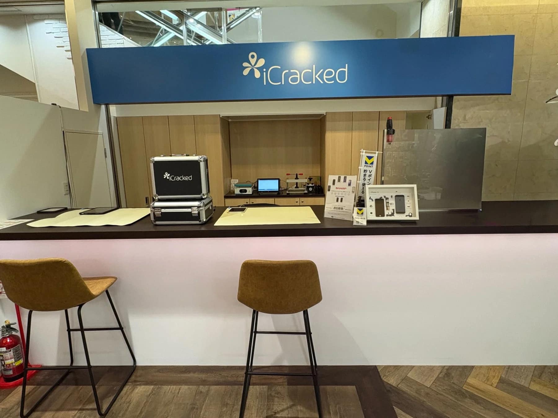 iCracked 店舗カウンター