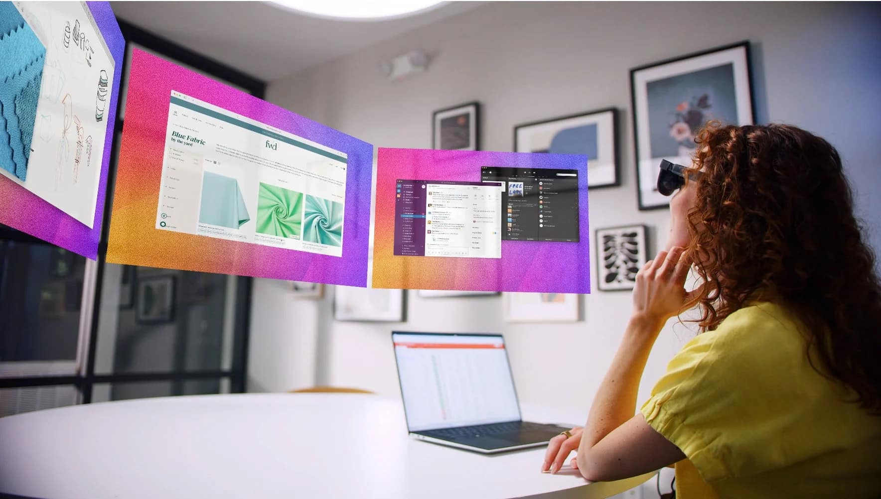 AR/VRグラスを装着し仮想ディスプレイを操作する女性