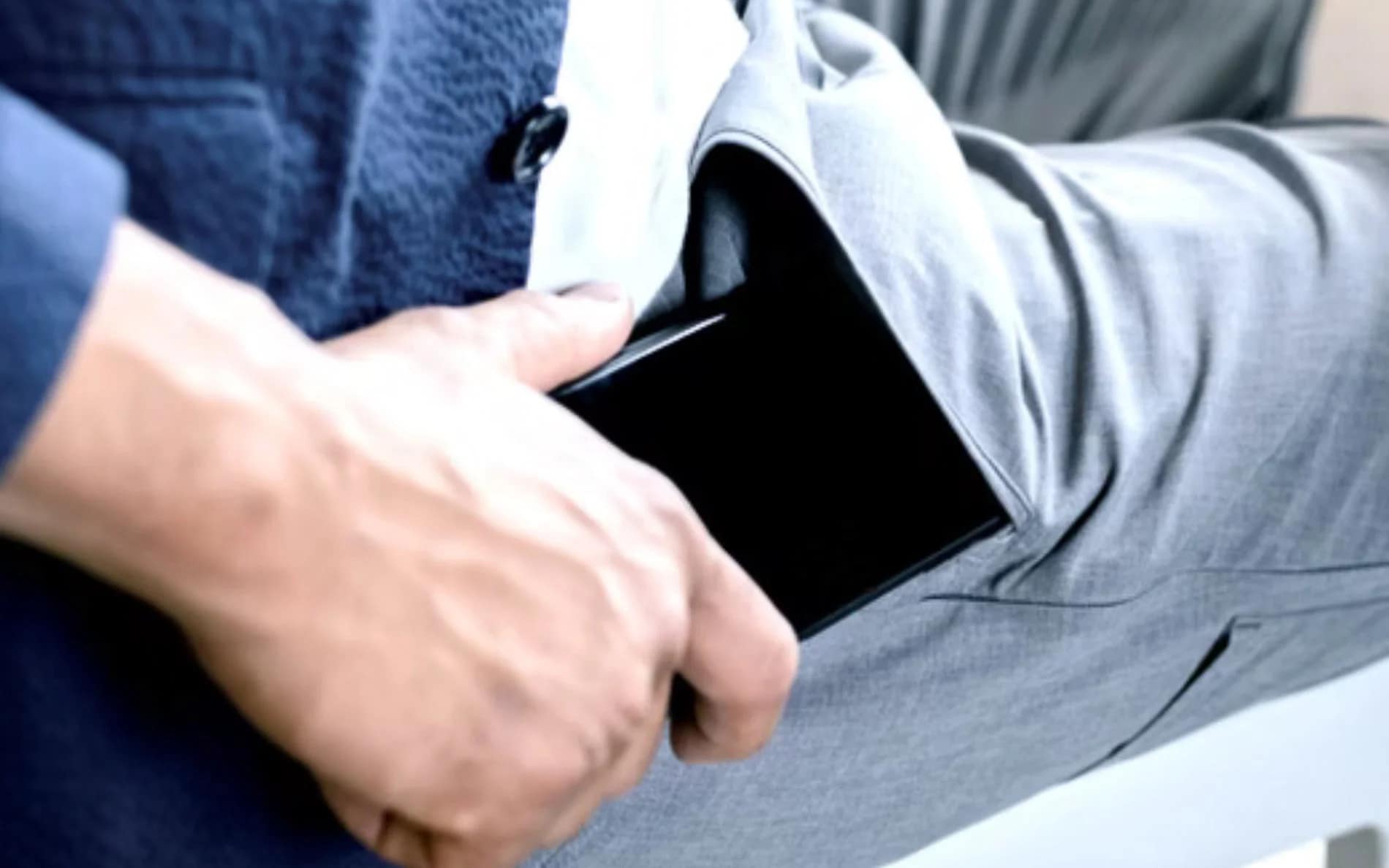 スマホをポケットに入れる様子