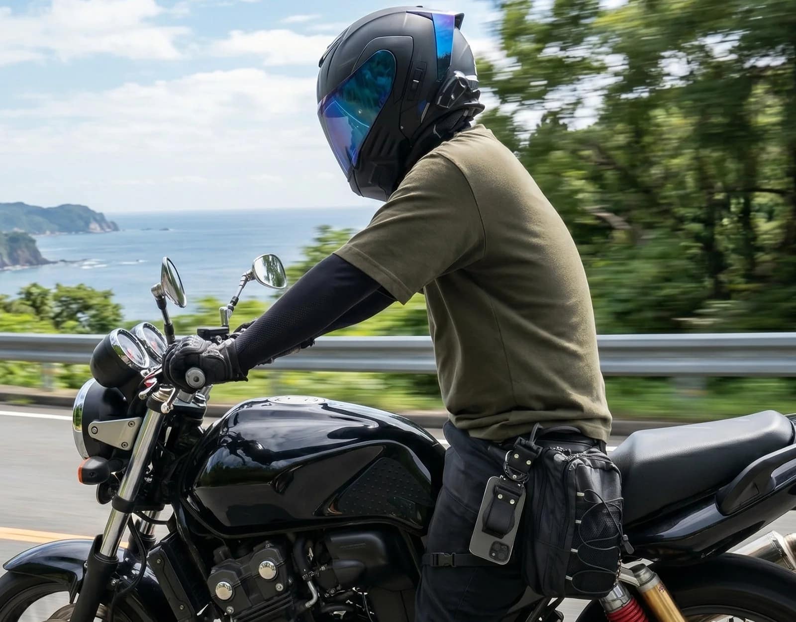 バイクでツーリングするライダー