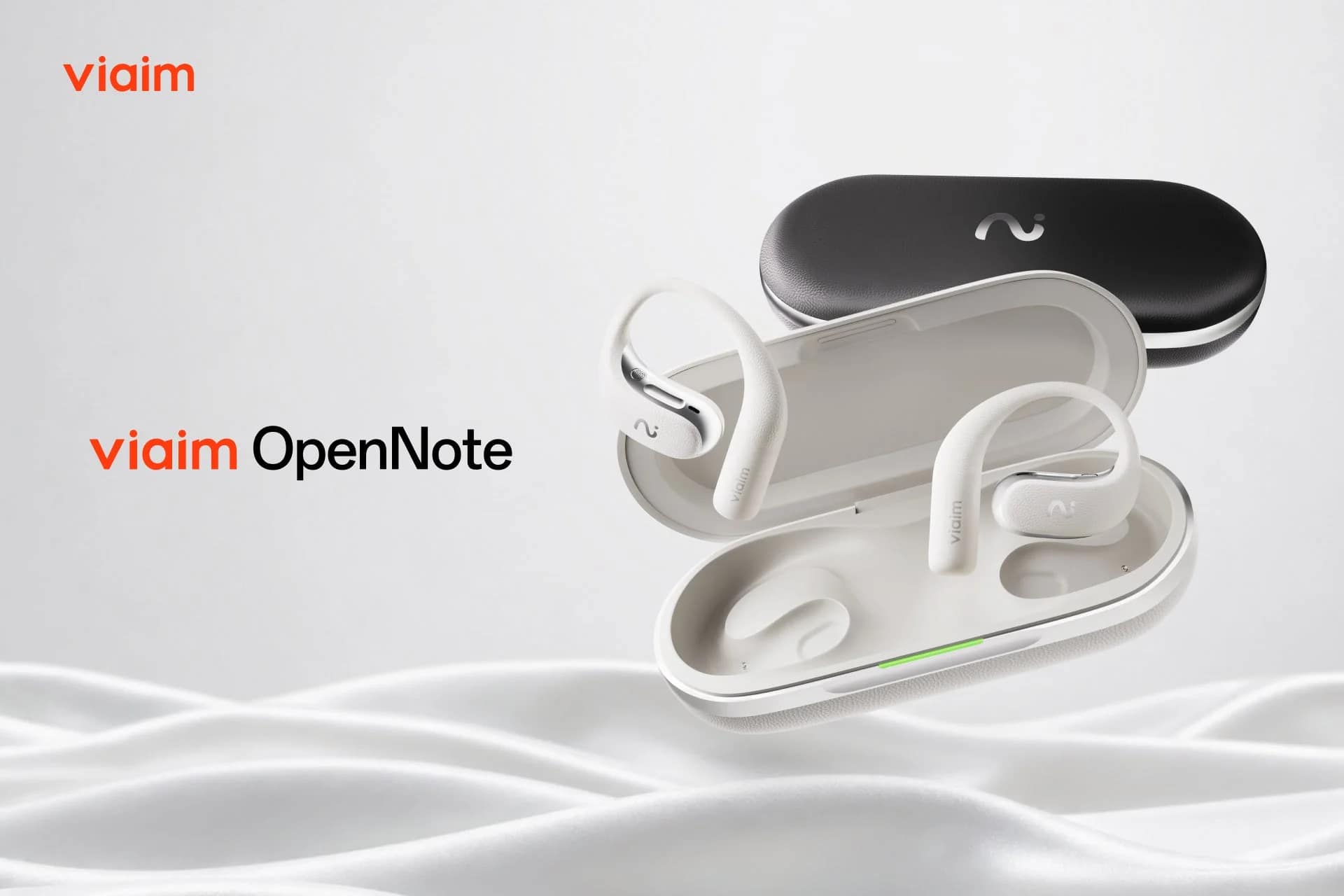 viaim OpenNoteワイヤレスイヤホンと充電ケースが写っています。白いオープンイヤー型イヤホンがケースに収納され、その上には黒い保護ケースが配置されています。