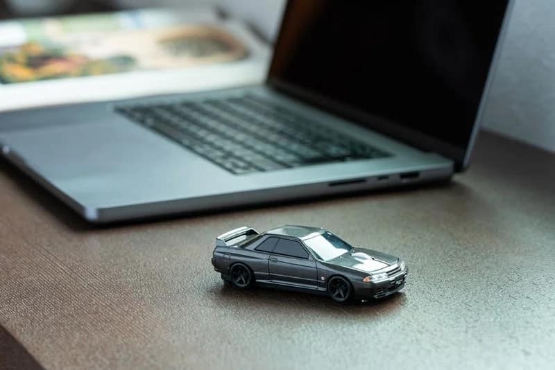 ミニカー、おもちゃ、車、ノートパソコン、デスク、ガジェット、屋内、模型