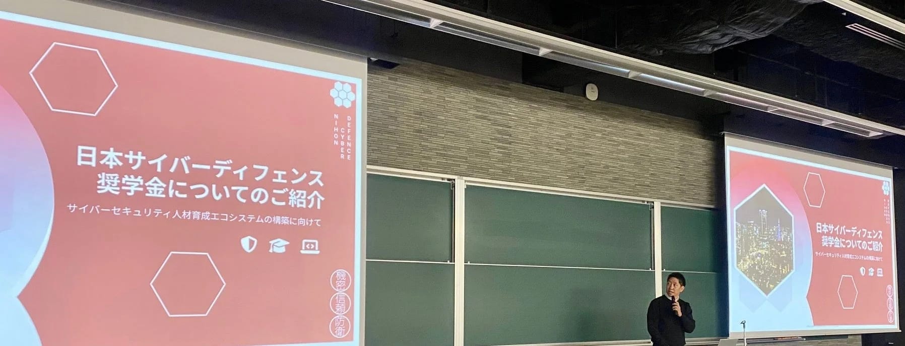教室でプレゼンテーションを行う男性