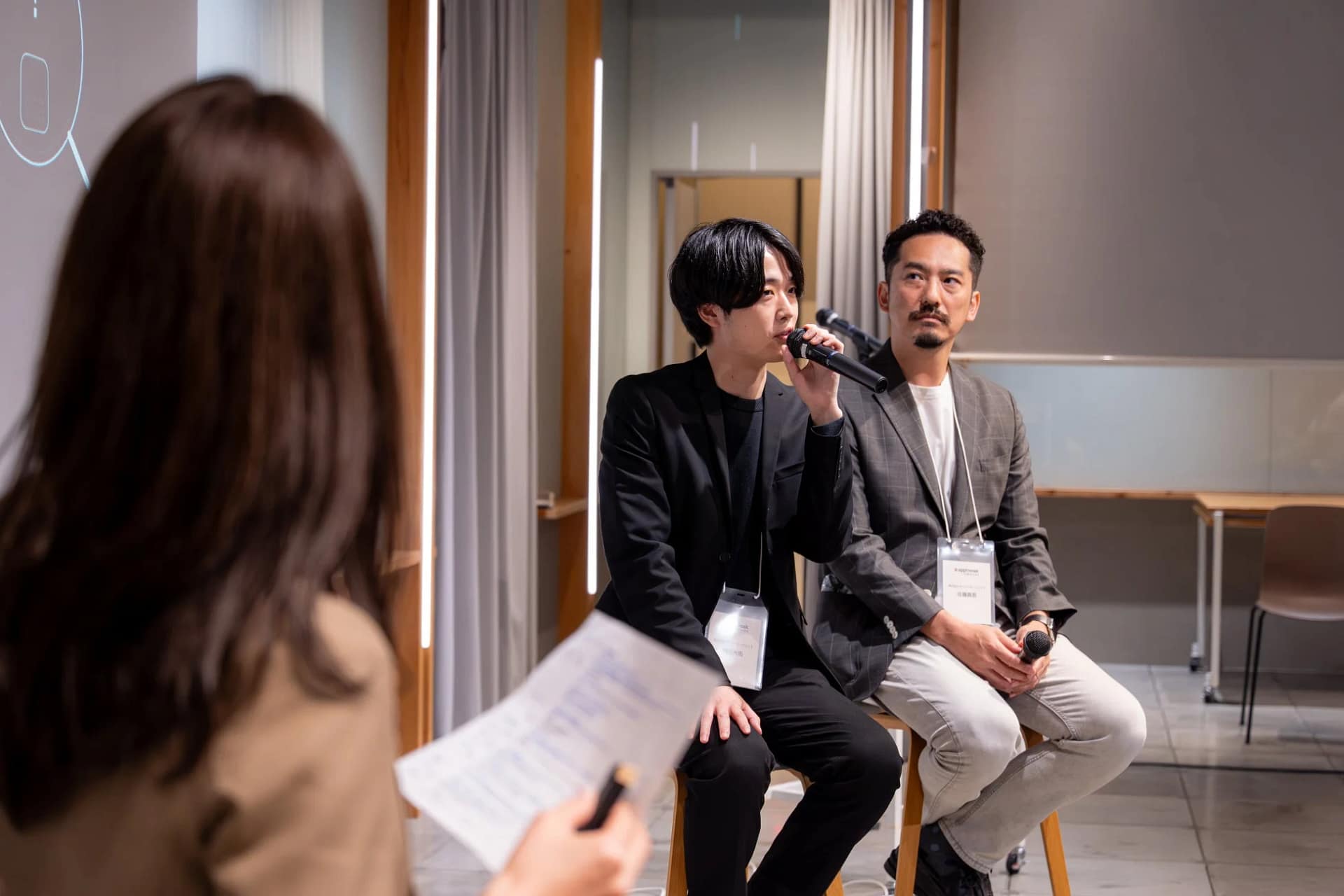 講演中の登壇者