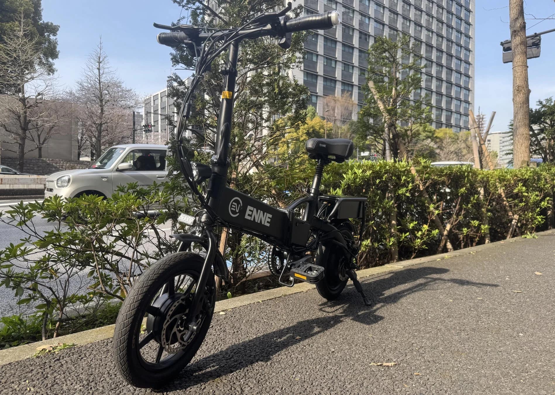 街路に停められたENNE