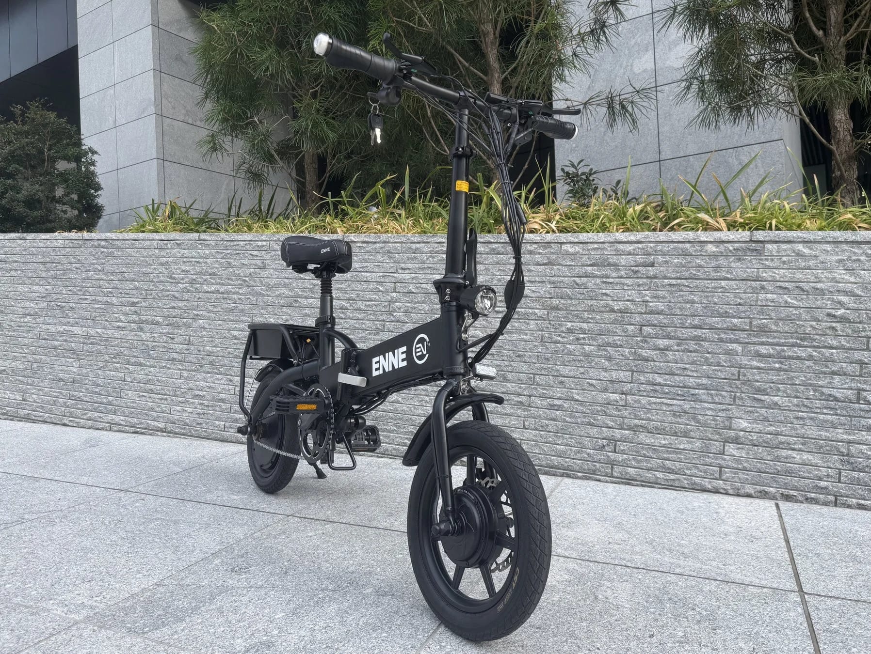黒い電動自転車