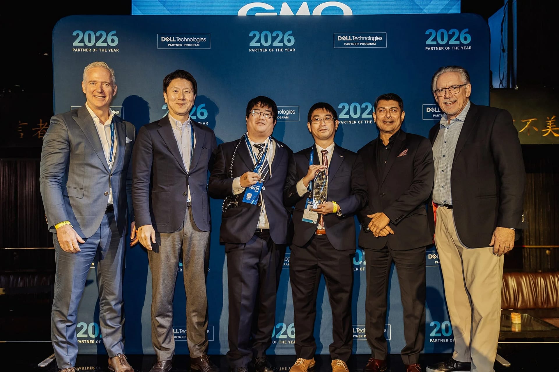 デルテクノロジーズのパートナープログラムにおいて、2026年パートナーオブザイヤーの受賞者が集まり、トロフィーを手に記念撮影をしている様子です。