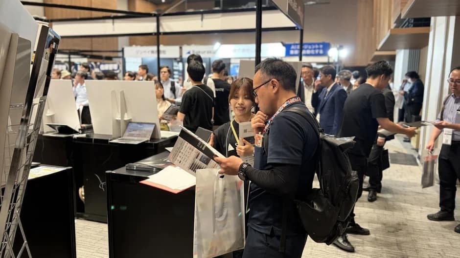 展示会,イベント,ビジネス,人々,交流,ブース,商談,情報交換,テクノロジー,AI,室内,活気
