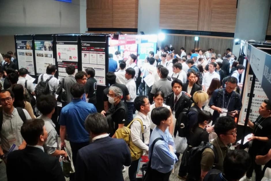 展示会 カンファレンス AI テクノロジー ビジネスイベント ブース 人混み 情報交換 日本