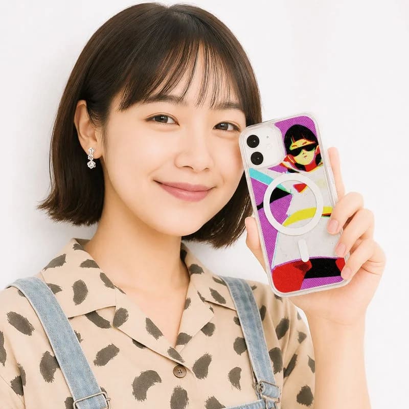 女性がポップアートデザインのスマホケースを持っている画像