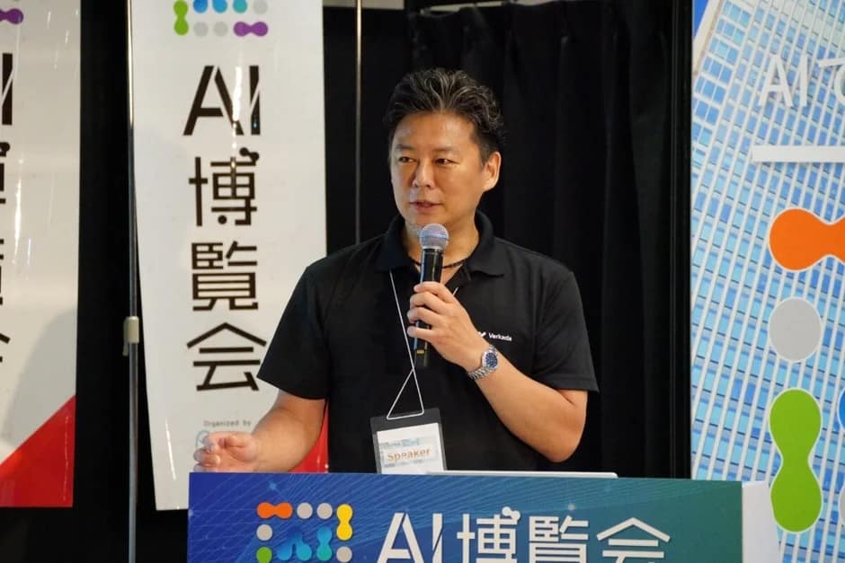 AI博覧会で講演中の男性