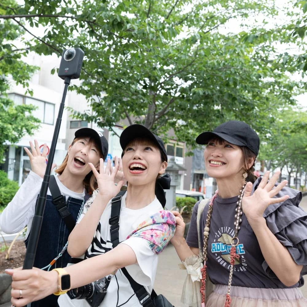 女性3人組と360度カメラ