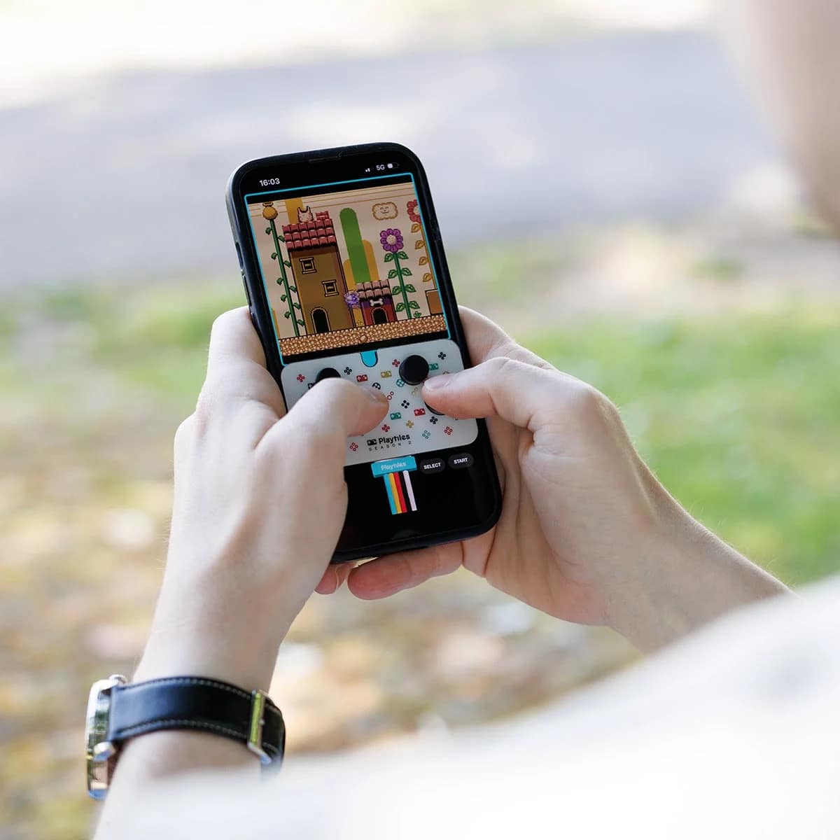 Playtilesでゲームをプレイする手元