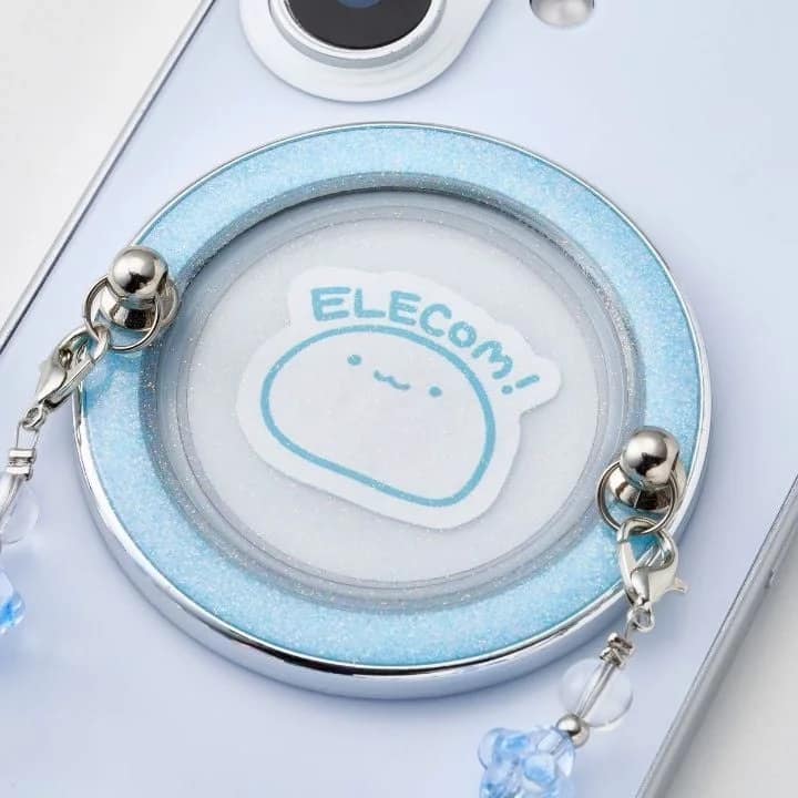 水色のグリッターが施されたスマートフォンアクセサリーのクローズアップ画像