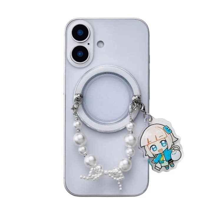 白いスマートフォンに、パールとリボンをあしらったストラップと、アニメキャラクターのアクリルチャームが取り付けられたおしゃれなスマホアクセサリー