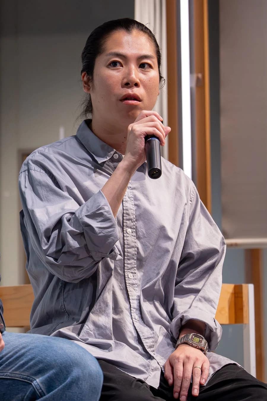 講演中の人物