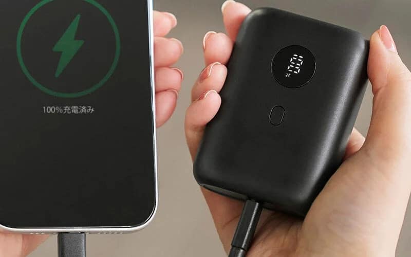 モバイルバッテリーのLEDパネルに100%と表示されている様子