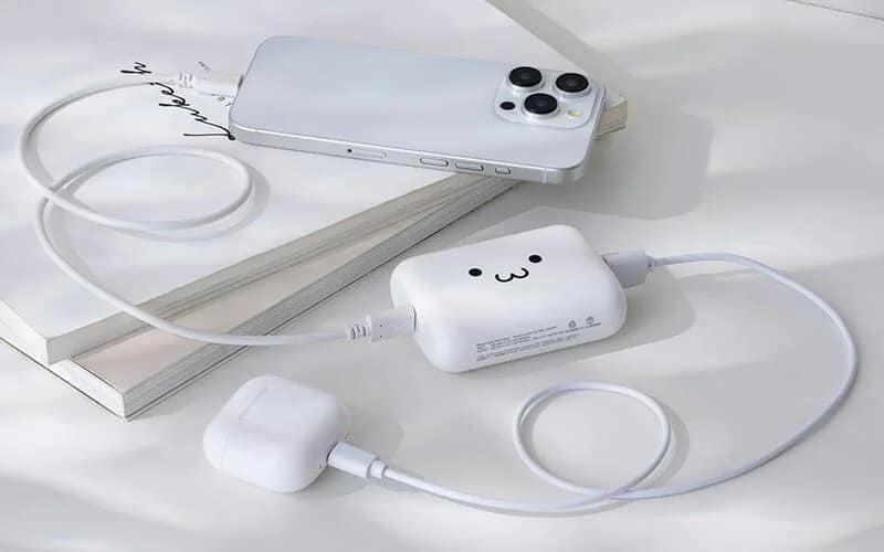 スマートフォンとワイヤレスイヤホンを同時充電する様子