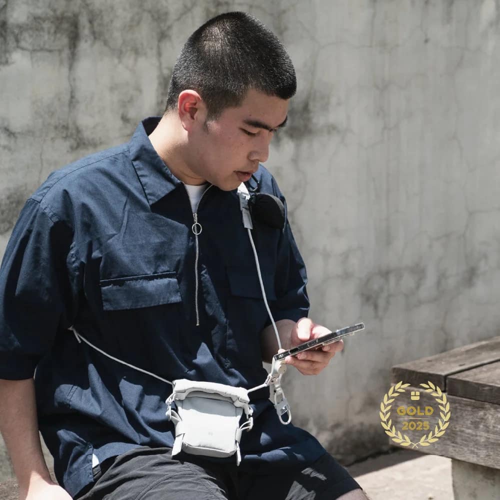 The Dual Plusを着用してスマホを操作する男性