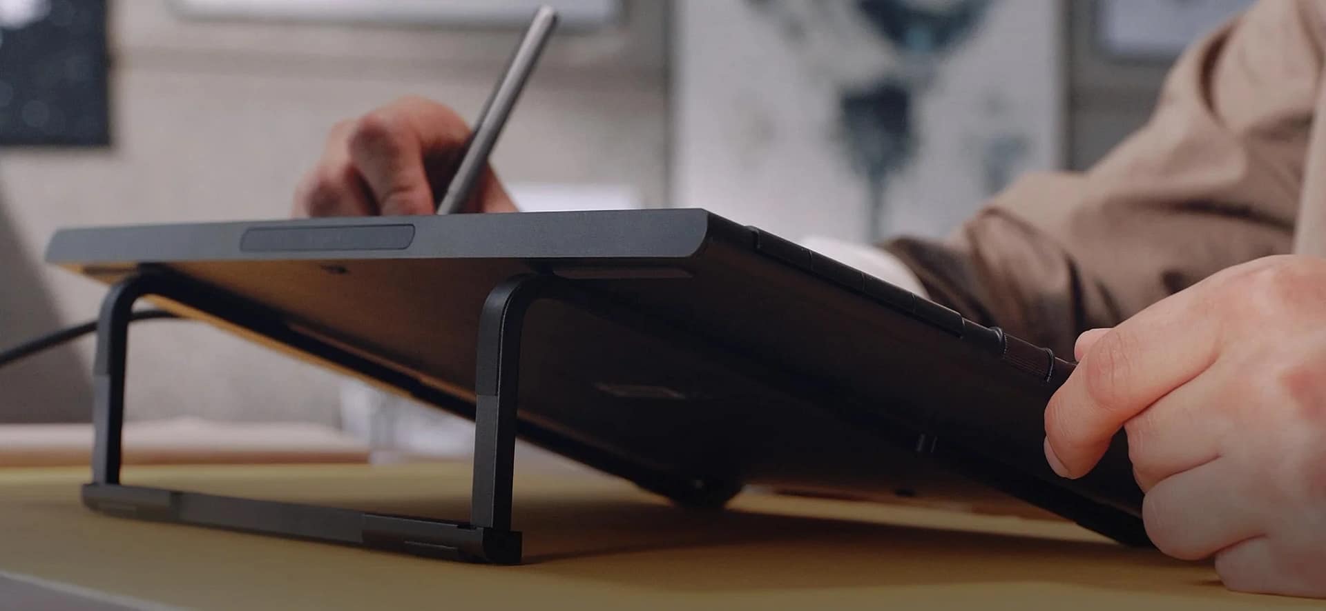 スタンドに置かれたタブレットとペン