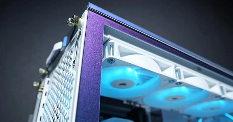 青いLEDで光る複数の冷却ファンが取り付けられた、紫色のPCケース内部