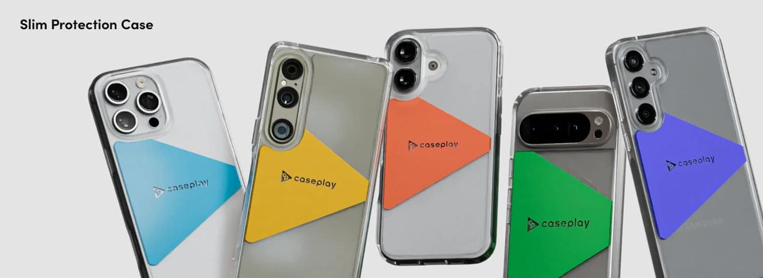 複数のスマートフォンの背面に、透明な保護ケースが装着されており、それぞれ異なる色の三角形のデザインと「caseplay」のロゴがあしらわれています。