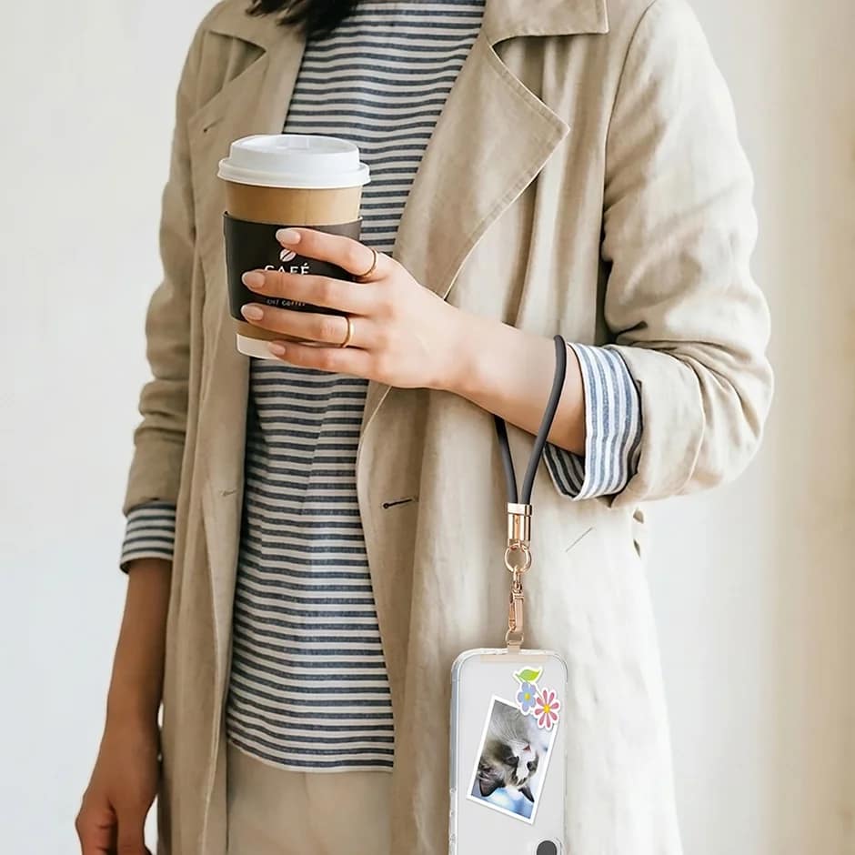 カフェでストラップを使う女性