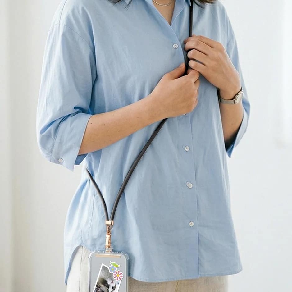 ブラックのスマホショルダーを身につけた女性