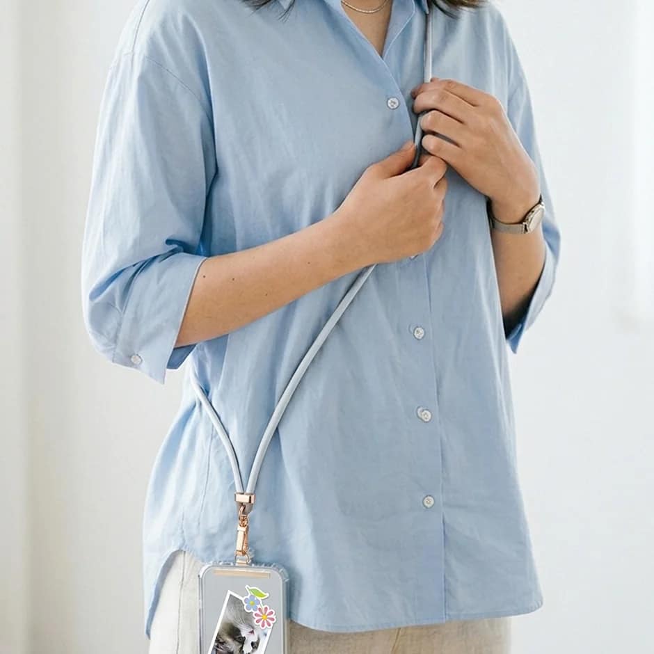 ブルーのスマホショルダーを身につけた人物