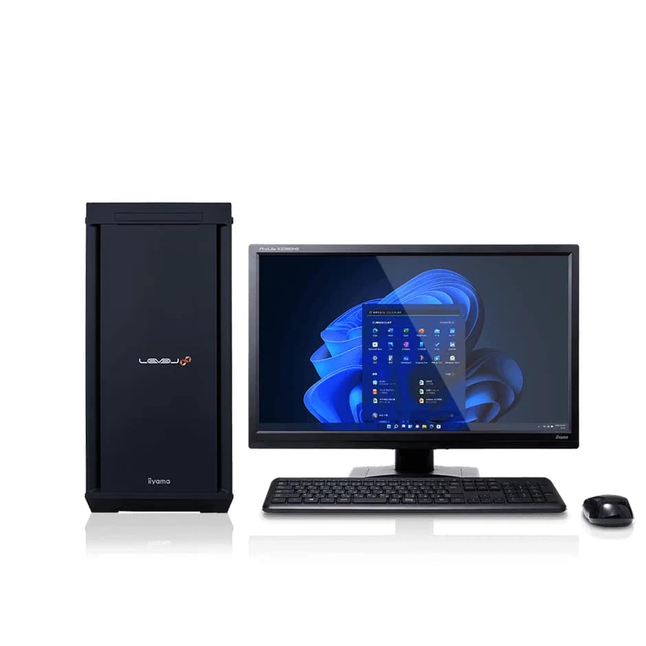 白い背景に黒いデスクトップPC本体、モニター、キーボード、マウスが配置されたコンピューターセットです。モニターにはWindows 11のデスクトップ画面が表示されており、一般的なPC環境を示しています。