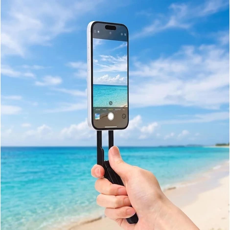 ビーチでスマホ撮影
