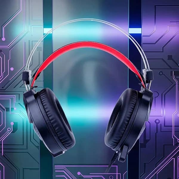 赤いヘッドバンドと黒いイヤーカップが特徴的なオーバーイヤー型ヘッドホンが、青と紫に光る回路基板の背景に配置されています。