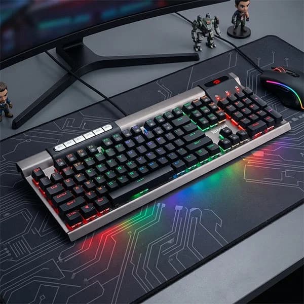 RGBバックライトが鮮やかに光るゲーミングキーボードとマウスがメインのPCデスクセットアップです。